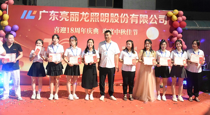 18周年功勛員工