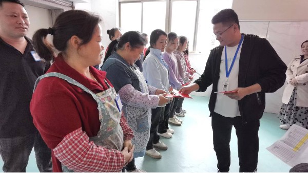 亮麗龍照明頒發3月份生日紅包大會